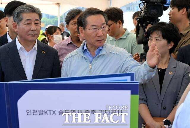 유정복 인천시장이 지날달 29일 송도역에서 오는 2026년 12월 개통 예정인 '인천발 KTX 직결 사업' 진행 상황을 점검하고 있다. /더팩트 DB