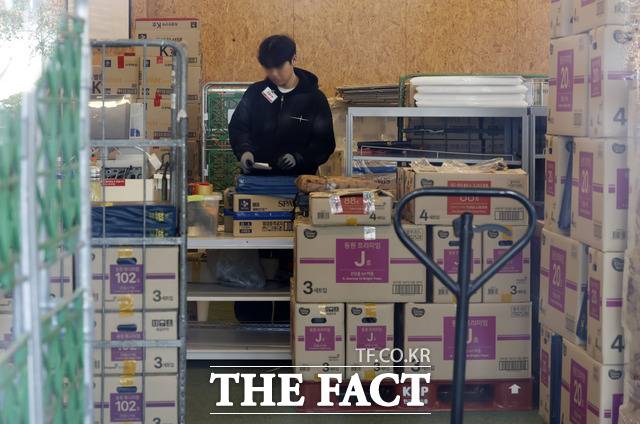 9일 서울 시내 한 대형마트 하역장에서 직원들이 업무를 보고 있다. /뉴시스