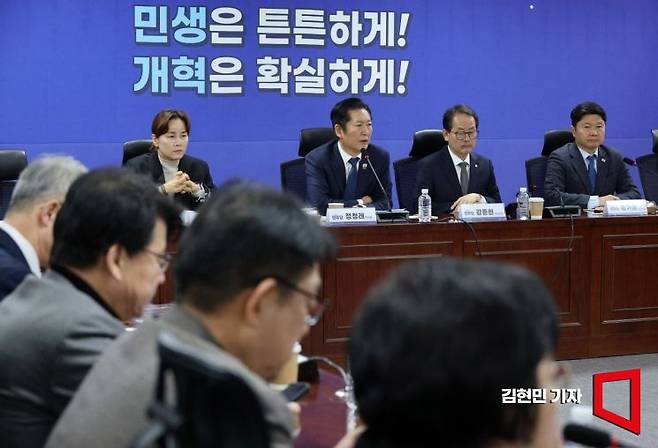 정청래 더불어민주당 대표가 10일 국회에서 열린 조국혁신당과의 합당 관련한 재선의원 간담회에서 발언하고 있다. 2026.2.10 김현민 기자