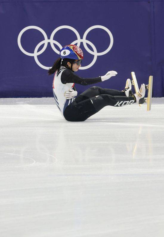 김길리가 10일(현지시간) 이탈리아 밀라노 아이스스케이팅 아레나에서 열린 2026 밀라노ㆍ코르티나담페초 동계올림픽 쇼트트랙 혼성계주 준결승에서 미국 선수에 걸려 넘어진 뒤 아쉬워하고 있다.  [사진 제공= 연합뉴스]