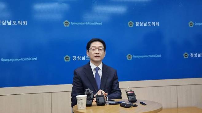 김경수 지방시대위원장이 경남도의회 브리핑룸에서 경부울 행정통합 관련 기자 설명회를 열고 있다. 이세령 기자