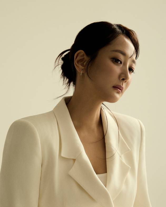 사강, 화보 사진 공개…변함없는 미모로 시선 집중(출처:사강인스타그램)