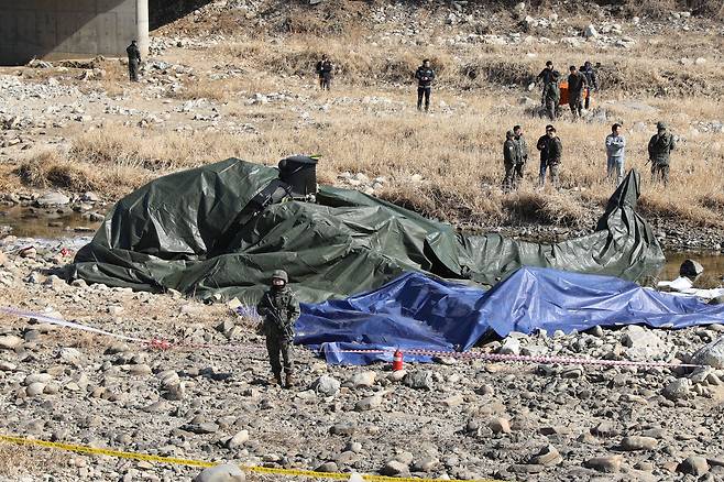 9일 경기도 가평군 조종면 현리에서 육군 코브라 헬기가 추락해 군 당국이 현장을 조사하고 있다. /연합뉴스