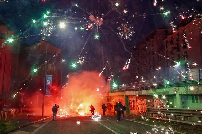 2월 7일 오후(현지시간) 이탈리아 밀라노에서  '지속 불가능한 올림픽 위원회'가 주최한 올림픽 반대 집회가 열렸다. 이번 집에는 그린피스 등 단체가 연합해 밀라노 메달리에 도로(piazza medaglie d'oro)에서 시작해 시내 곳곳을 행진한 뒤 코르베토역 인근 도로에서 홍염을 피우며 경찰 차벽을 향해 불꽃과 벽돌 그리고 유리병을 던졌다. 이날 시위로 시위대 6명이 경찰에 체포 됐다. 시위대가 경찰 차벽 방향으로 불꽃을 쏘고 있다. 밀라노=장련성 기자