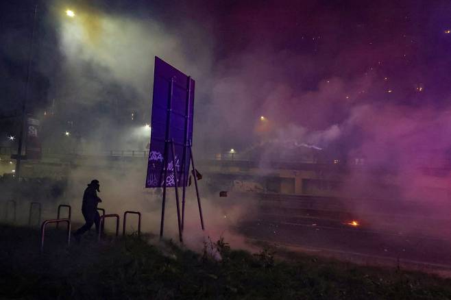 2월 7일 오후(현지시간) 이탈리아 밀라노에서  '지속 불가능한 올림픽 위원회'가 주최한 올림픽 반대 집회가 열렸다. 이번 집에는 그린피스 등 단체가 연합해 밀라노 메달리에 도로(piazza medaglie d'oro)에서 시작해 시내 곳곳을 행진한 뒤 코르베토역 인근 도로에서 홍염을 피우며 경찰 차벽을 향해 불꽃과 벽돌 그리고 유리병을 던졌다. 이날 시위로 시위대 6명이 경찰에 체포 됐다. 시위대가 경찰 차벽 방향으로 던진 벽돌이 표지판에 맞았다. 밀라노=장련성 기자