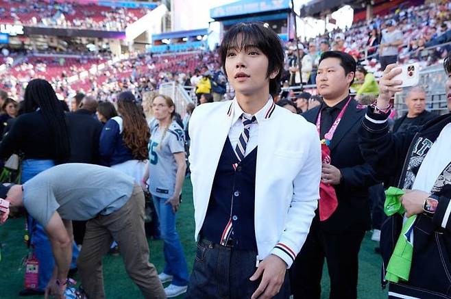 8일 미국 캘리포니아주 샌타클래라 리바이스 스타디움에서 열린 미국 프로풋볼(NFL) 제60회 슈퍼볼에 등장한 세븐틴 조슈아. /뉴시스