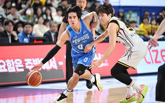 한국가스공사의 샘조세프 벨란겔이 10일 프로농구 대구 홈 경기에서 LG 양준석의 수비를 피해 드리블하고 있다. /KBL
