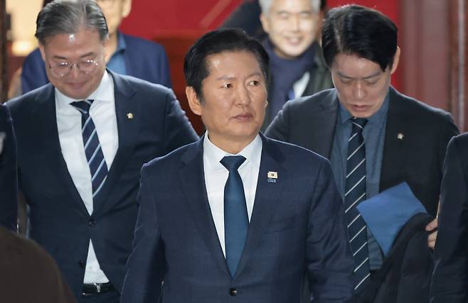 더불어민주당 정청래 대표가 10일 서울 여의도 국회에서 열린 의원총회를 마친 뒤 회의장을 떠나고 있다. /남강호 기자