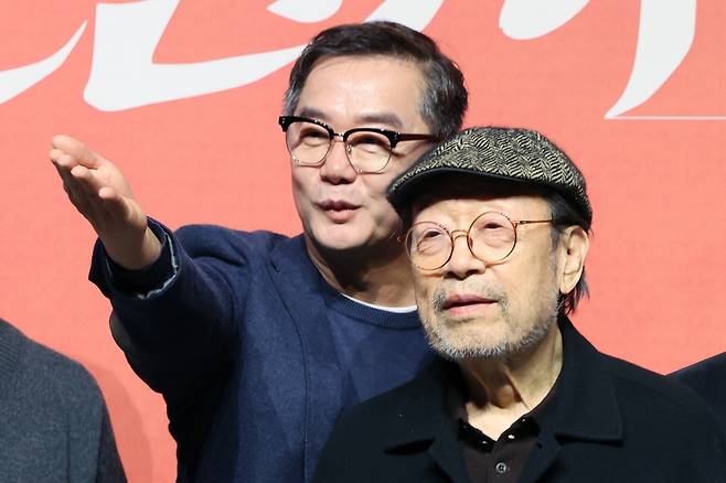 연극 '불란서 금고' 연출 장진과 배우 신구가 10일 서울 종로구 서경스퀘어에서 제작발표회에 참여했다. /뉴시스