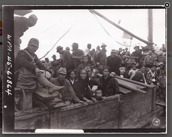 1945년 10월 조선에서 배를 타고 일본 규슈 후쿠오카 하카타항에 막 도착한 일본인들이 하선을 기다리고 있다. /미국 국립공문서관