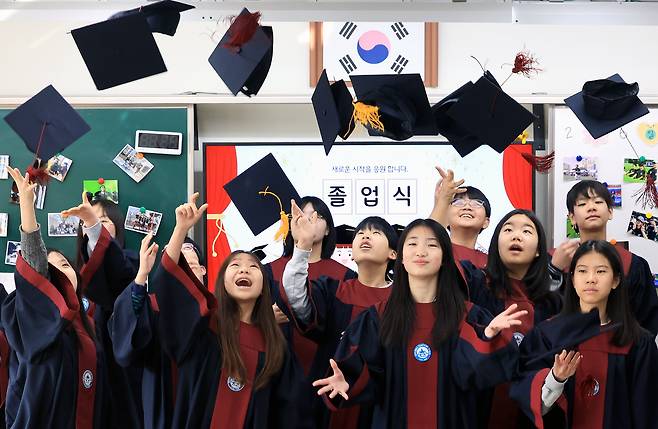 지난 6일 서울 은평구 서울신도초등학교 졸업식에서 학생들이 학사모를 던지며 졸업을 자축하고 있다. /뉴스1