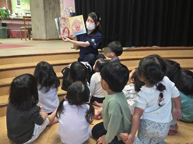 1월 22일 일본 도쿄 에도가와구에 있는 사회 복지 시설 ‘고토엔’에서 보육교사 야마구치 메이씨가 아이들에게 동화책을 읽어주고 있다. /도쿄=정민하 기자