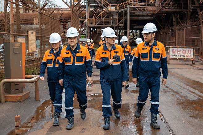 이희근 포스코 사장(왼쪽 세 번째)이 지난해 6월 13일 광양제철소를 방문해 원료하역기 원격 운전 시연 현장을 직원들과 함께 둘러보고 있다./포스코 제공