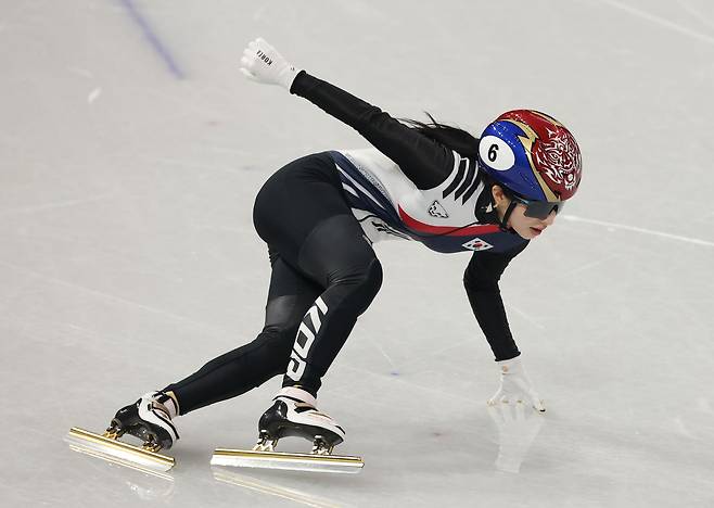 10일(현지시간) 이탈리아 밀라노 아이스스케이팅 아레나에서 열린 2026 밀라노·코르티나담페초 동계올림픽 쇼트트랙 여자 500m 예선에서 김길리가 역주하고 있다. 연합뉴스