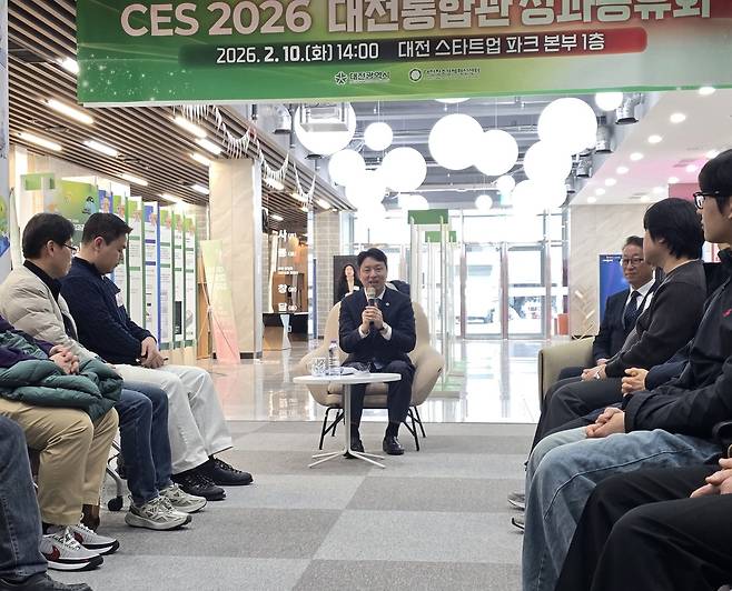 대전시와 대전창조경제혁신센터가 10일 대전스타트업파크본부에서 'CES 2026 대전통합관 참가기업 성과공유회'를 개최한 가운데 최성아 대전시 정무경제과학부시장이 참가자들과 대화를 나누고 있다. 이성현 기자