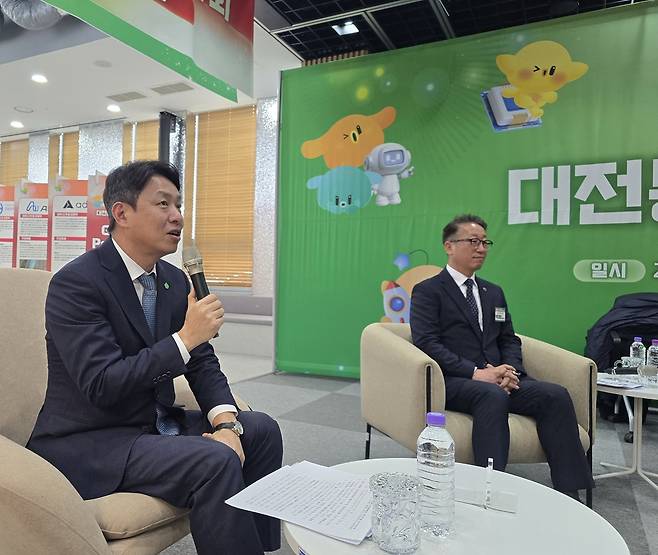 대전시와 대전창조경제혁신센터가 10일 대전스타트업파크본부에서 'CES 2026 대전통합관 참가기업 성과공유회'를 개최한 가운데 (왼쪽부터) 최성아 대전시 정무경제과학부시장과 박대희 대전창조경제혁신센터 대표가 참가자들의 의견을 경청하고 있다. 이성현 기자