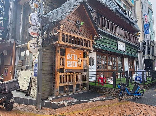 서대문구 신촌의 한 폐업 식당 앞에 임대 안내문이 붙어 있다.ⓒ임유정 기자