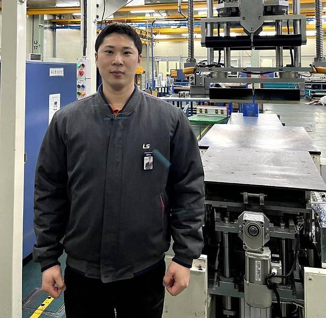 대학에서 미용을 전공한 뒤 헤어디자이너의 길을 걸었던 최세종 씨가 한국폴리텍대를 거쳐 현재 LS전선에서 근무하고 있는 모습. 한국폴리텍대 제공