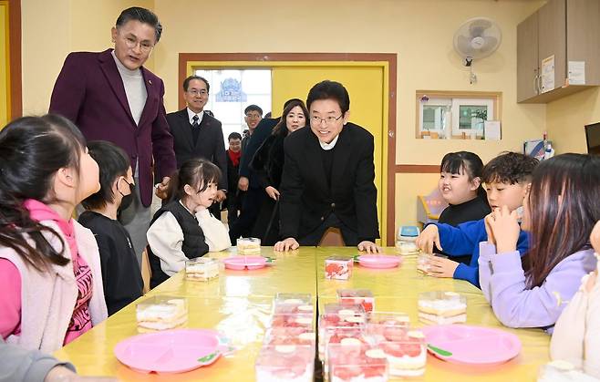 4일 경북 영주시의 ‘우리동네 초등방학 돌봄터’인 우리어린이집에서 이철우 경북도지사(가운데)가 아이들과 이야기를 나누고 있다. 경북도 제공