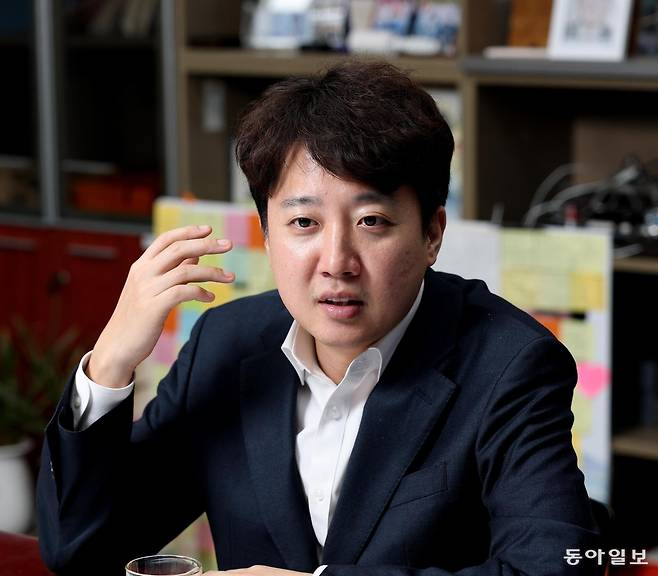 개혁신당 이준석 대표가 9일 서울 여의도 국회 의원회관에서 동아일보와 인터뷰를 하고 있다. 이 대표는 한탕주의와 검찰주의를 보수 몰락의 원인으로 지목하며 “정치를 모르고, 정치를 경험하지 않고, 정치로 풀어나가는 것을 모르는 사람들이 보수를 휘둘러서 망하게 했다”고 말했다. 변영욱 기자 cut@donga.com