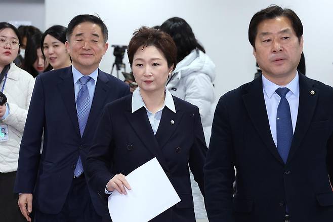 강득구, 이언주, 황명선 더불어민주당 최고위원이 6일 서울 여의도 국회 소통관에서 조국혁신당과의 합당 관련 기자회견에 참석하고 있다. 2026.2.6/뉴스1