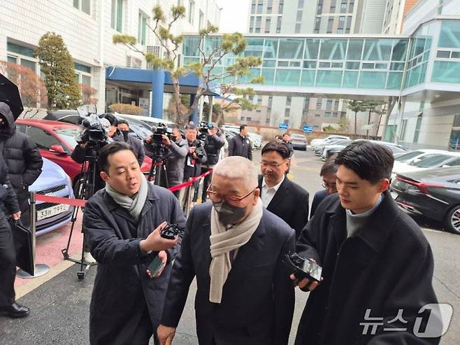 중대재해처벌법 위반 혐의로 기소된 정도원 삼표그룹 회장이 19일 경기 의정부지법에 출석하고 있다. ⓒ News1