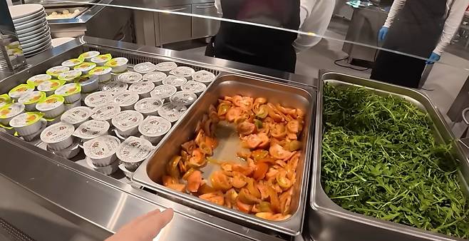 밀라노-코르티나담페초 겨울올림픽 선수촌 식당의 메뉴. 유튜브 콰쿄기