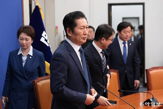 10일 서울 여의도 국회에서 더불어민주당 정청래 대표가 비공개 최고위원회 결과를 발표하고 있다.박형기 기자 oneshot@donga.com