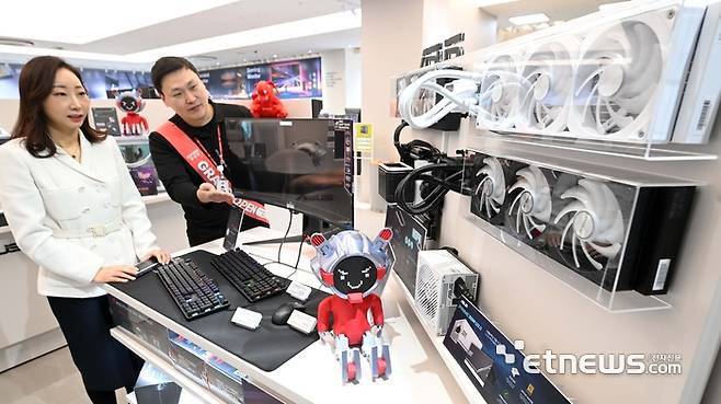 롯데하이마트가 국내 최대 규모의 가전 매장인 잠실점을 리뉴얼해, 오프라인 가전 매장을 대표하는 '고객 경험 중심의 플래그십 스토어'로 새롭게 선보인다. 10일 서울 송파구 롯데하이마트 잠실점을 찾은 고객이 조립PC 코너에서 쿨러, 그래픽카드, 모니터 등 PC부품을 살펴보고 있다. 김민수기자 mskim@etnews.com