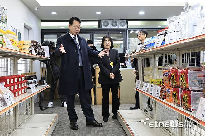 정명근 화성시장이 2025년 10월 나래울푸드마켓의 '먹거리 기본보장코너(그냥드림)'를 찾아 운영 전반을 점검했다