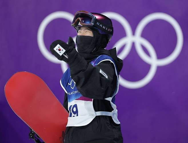 이탈리아 리비뇨 스노파크에서 열린 2026 밀라노-코르티나담페초 동계올림픽 스노보드 여자 빅에어 예선에서 유승은이 묘기를 마친 뒤 미소를 짓고 있다. 유승은은 이날 4위를 기록하며 결선에 진출했다.연합뉴스