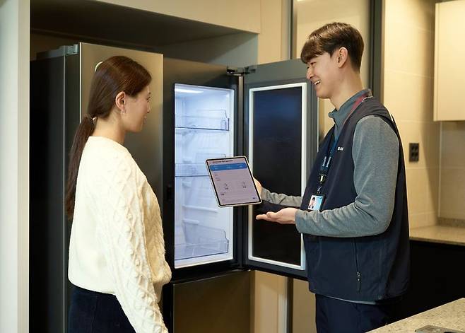 삼성전자서비스 엔지니어가 고객에게 서비스를 제공하고 있다. 삼성전자서비스 제공