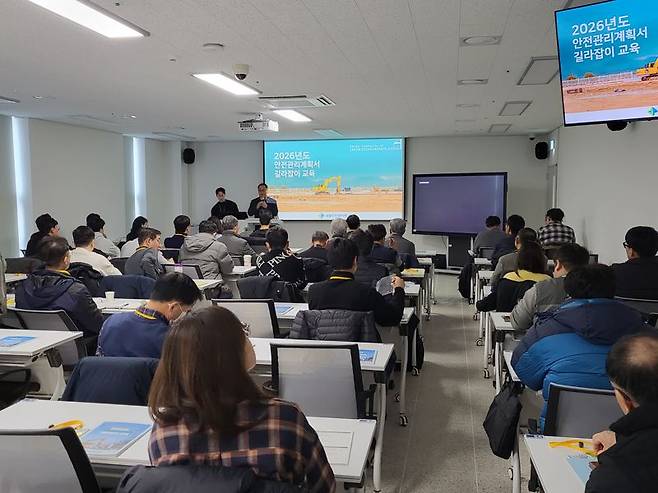 10일 경북 김천시 국토안전교육원에서 열린 건설공사 안전 및 품질분야 교육의 참석자들이 강의를 듣고 있다. 국토안전관리원 제공