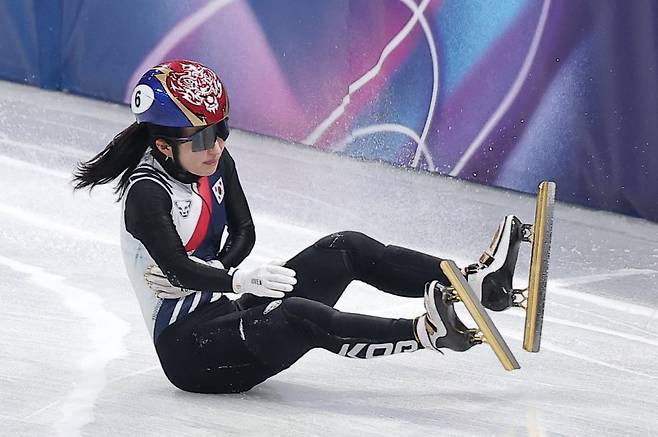 쇼트트랙 대표팀 김길리가 10일(현지시간) 이탈리아 밀라노 아이스 스케이팅 아레나에서 열린 2026 밀라노·코르티나담페초 동계올림픽 쇼트트랙 혼성 2000m 계주 준결승에서 미국 선수와 충돌한 후 고통을 호소하고 있다.뉴스1