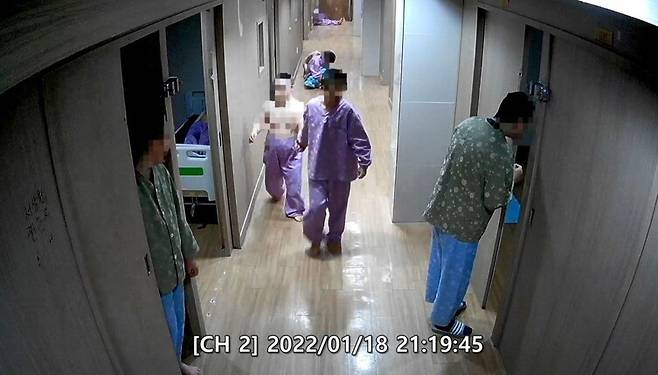 2022년 1월18일 밤 9시19분 울산시 울주군 반구대병원 폐쇄병동에서 지적 장애인 김도진(가명, 32)씨가 한 환자의 손에 이끌려 방으로 들어가고 있다. 오른쪽은 김씨 살해를 주도한 주범이고, 왼쪽은 종범이다. 피해자 김씨가 옷을 벗은 채 탈출을 시도하다가 이들에 의해 방안으로 밀려들어 간 시각은 25분 뒤인 9시44분이었다. CCTV 갈무리