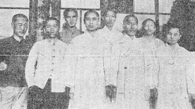 1927년 9월20일 서울 서대문형무소에서 출감한 6·10 만세운동 참가자 8명. 이천진(경성제대), 이선호(중앙), 박두종(청년회학관), 황정환(중동), 이동환(중앙), 박용규(중앙), 곽대형(중동), 김재문(중동)이다. 유감스럽게도 사진 속 인물들이 누구인지를 식별하는 데까지는 이르지 못했다. 임경석 제공