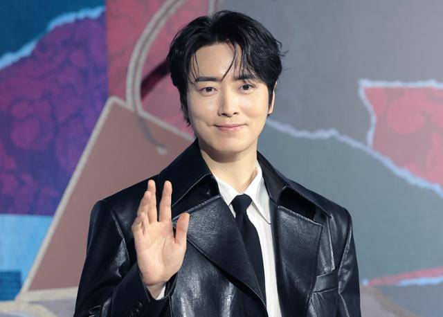 배우 이준혁이 10일 서울 중구 앰배서더 서울풀만호텔에서 열린 넷플릭스 시리즈 '레이디 두아' 제작발표회에 참석해 포즈를 취하고 있다. 뉴스1