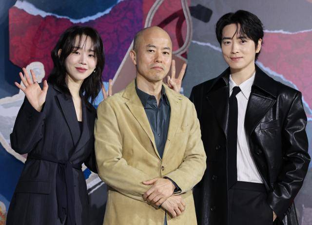 10일 서울 중구 앰배서더서울풀만호텔에서 열린 넷플릭스 드라마 '레이디 두아' 제작발표회에서 배우 신혜선(왼쪽부터), 김진만 감독, 배우 이준혁이 포즈를 취하고 있다. 연합뉴스