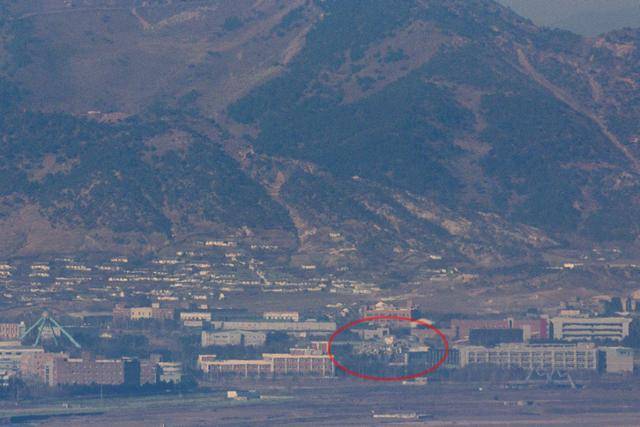 개성공단 폐쇄 10년을 하루 앞둔 9일 경기 파주시 접경지역에서 바라본 개성공단. 공단 내 지원센터(붉은 원)는 완전히 사라진 상태다. 연합뉴스