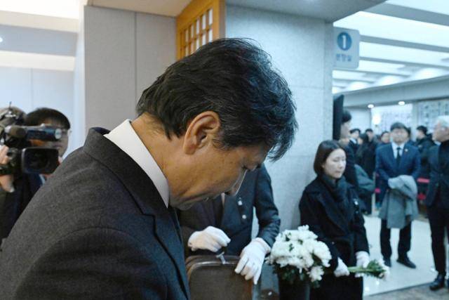 안희정 전 충남지사가 1월 27일 서울 종로구 서울대병원 장례식장에 마련된 고 이해찬 전 국무총리 빈소를 조문한 뒤 퇴장하고 있다. 뉴스1