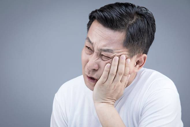 갑자기 한쪽 얼굴, 팔, 다리에 힘이 빠진다면 뇌졸중을 의심할 수 있다./사진=클립아트코리아