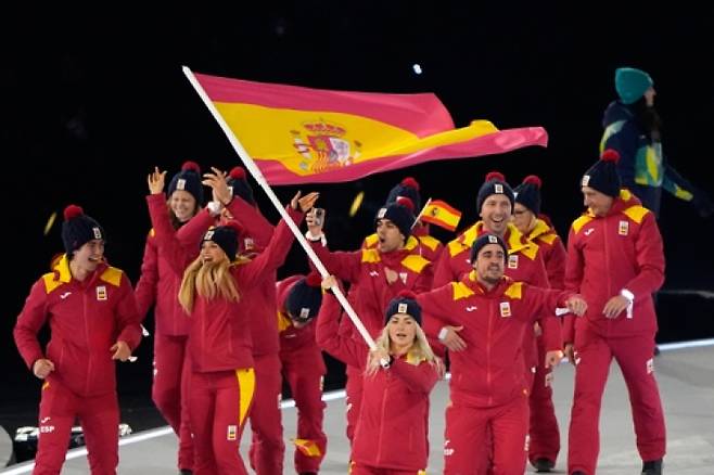 밀라노·코르티나담페초 동계올림픽에서 스페인 기수로 나선 올리비아 소피 스마트(가운데). [AP=연합뉴스]