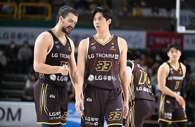 창원 LG 아셈 마레이(왼쪽)와 칼 타마요. 사진=KBL