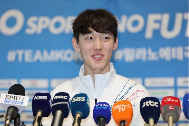 <yonhap photo-3347=""> 올림픽 포부 밝히는 임종언 (영종도=연합뉴스) 서대연 기자 = 2026 제25회 2026 밀라노·코르티나담페초 동계올림픽에 참가하는 쇼트트랙 임종언이 30일 인천국제공항 제2여객터미널을 통해 출국하기 전 취재진과 인터뷰하고 있다. 2026.1.30 dwise@yna.co.kr/2026-01-30 11:27:14/ <저작권자 ⓒ 19802026 ㈜연합뉴스. 무단 전재 재배포 금지, AI 학습 및 활용 금지></yonhap>