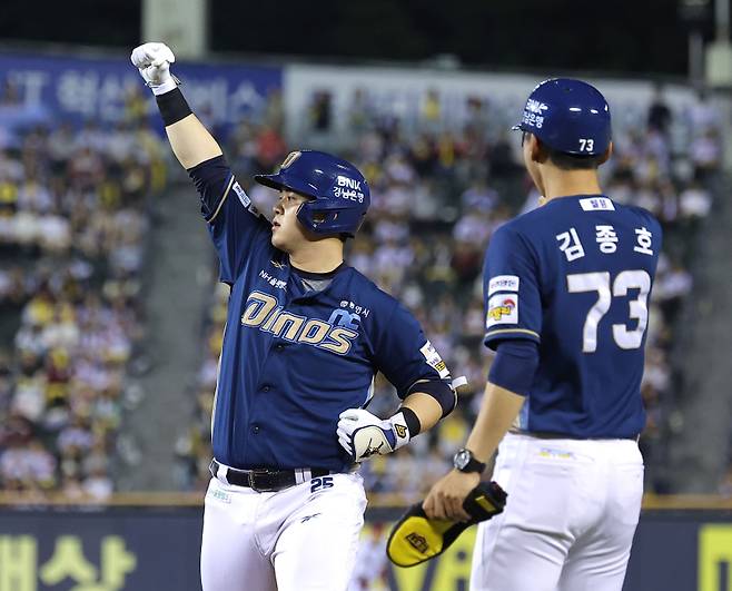 <yonhap photo-7099="">1일 서울 잠실야구장에서 열린 프로야구 KBO리그 NC 다이노스와 LG 트윈스의 경기. 4회초 1사 만루 상황에서 NC 김형준이 2타점 역전 적시타를 친 뒤 세리머니를 하고 있다. 2025.10.1 [연합뉴스]</yonhap>