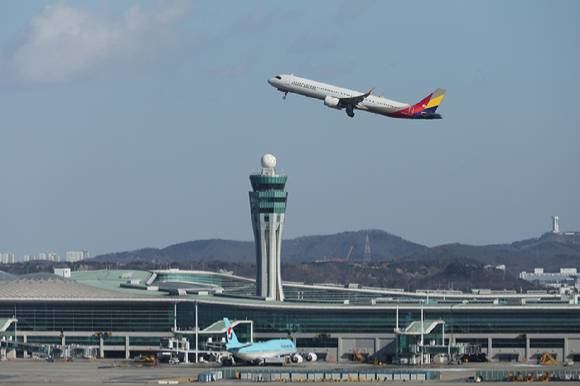 지난달 13일 인천국제공항에서 아시아나항공 항공기가 이륙하고 있다. [사진=연합뉴스]