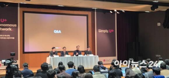 (왼쪽부터) LG유플러스이상헌 네트워크 선행개발 담당, 박성우 네트워크 AX그룹장, 권준혁 네트워크부문장(부사장), 박종원 AX실행담당. [사진=LGU+]