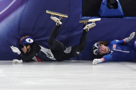 10일(현지시간) 이탈리아 밀라노 아이스스케이팅 아레나에서 열린 2026 밀라노ㆍ코르티나담페초 동계올림픽 쇼트트랙 혼성계주 준결승에서 김길리가 미국팀과 충돌해 넘어지며 펜스에 부딪히고 있다. 2026.2.10 [사진=연합뉴스]