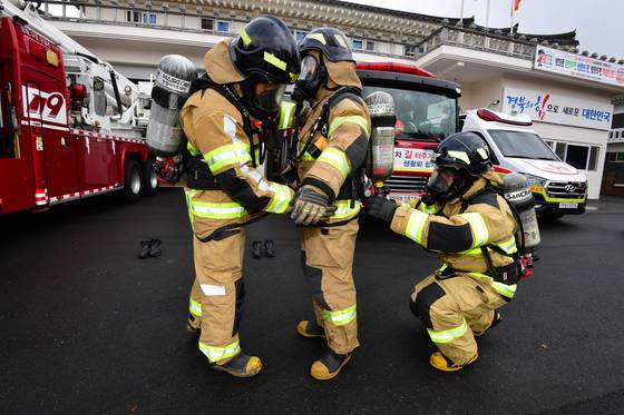 기사와 직접 관련 없는 사진. 훈련 중인 소방관들. 뉴스1