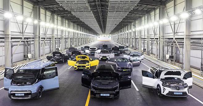 중앙일보 2026 올해의 차 현장 심사가 31일 경기 화성 한국교통안전공당 자동차안전연구원에서 열렸다. 이날 심사를 위해 도열돼 있는 차량. 전민규 기자